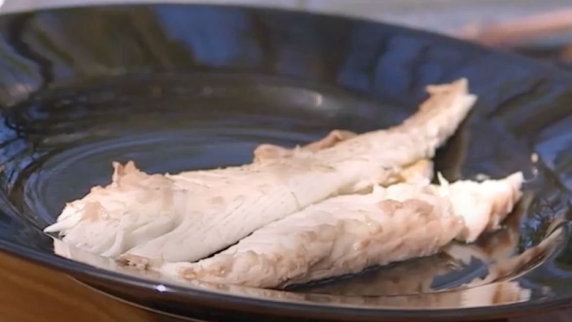 Jak filetovat grilovanou rybu?