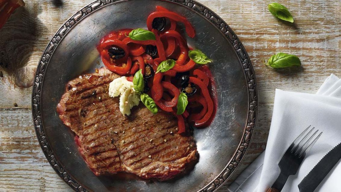 Grilovaný rib eye steak s červenými paprikami
