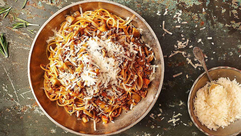 Trojbarevné špagety s masovým ragú