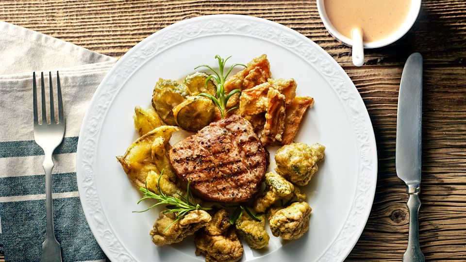 Grilovaný steak s bylinkami, zeleninou v těstíčku a pepřovou omáčkou