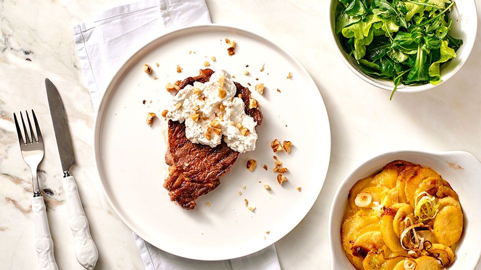 Grilovaný rib eye steak s kozím sýrem a ořechy