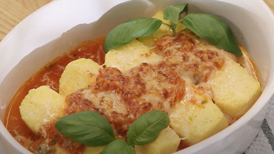 Zapečená polenta s rajčaty