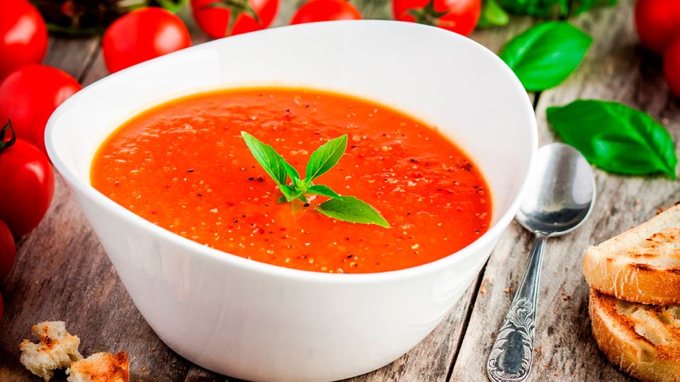 Tomatová polévka s chlebem
