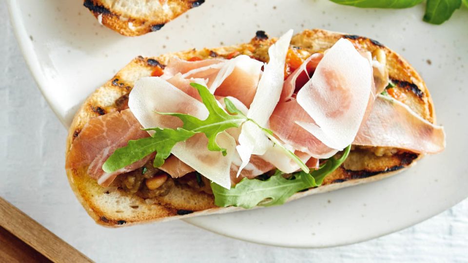 Bruschetta se šunkou a lilkovým kaviárem