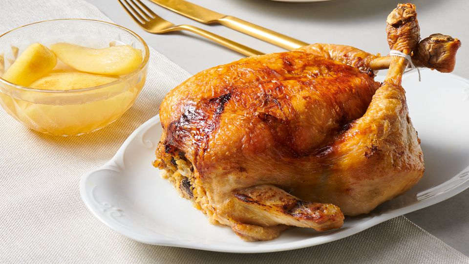 Pečené kuře nadívané kuskusem s jablečným kompotem