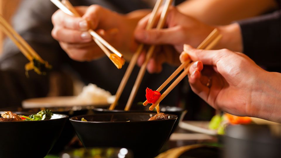 Tradiční asijský příbor: Jak a co jíst hůlkami?
