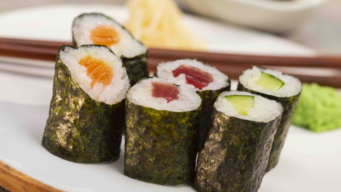 Sushi – jak naporcovat lososa