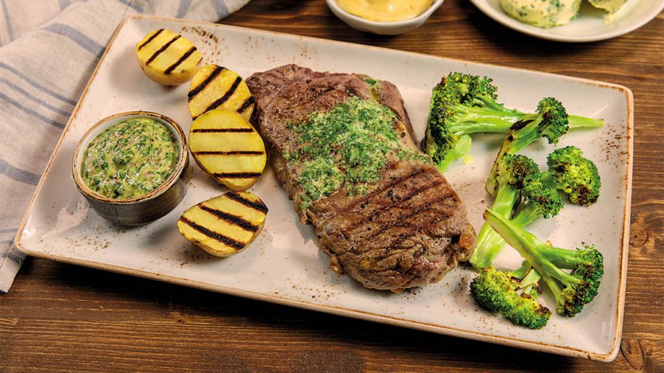 Grilovaný steak s brokolicí a bylinkovou omáčkou