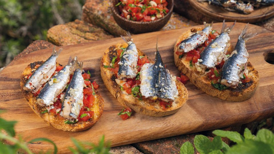 Grilované sardinky na rajčatové bruschettě
