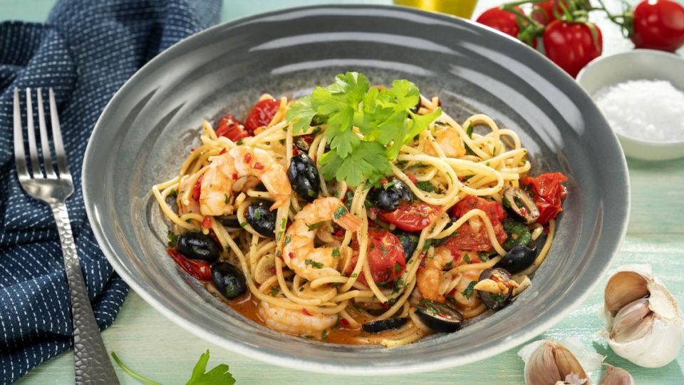 Jednoduché špagety s krevetami, olivami a rajčaty