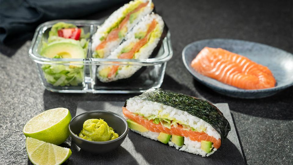 Onigirazu s lososem, wasabi a avokádem