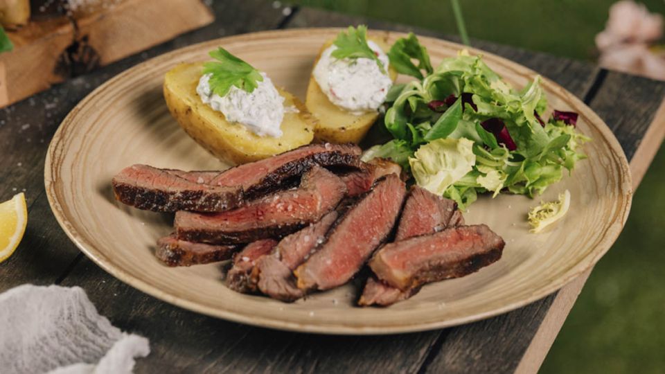 Rib eye steak s pečenými brambory v alobalu, zakysanou smetanou a listovým salátem