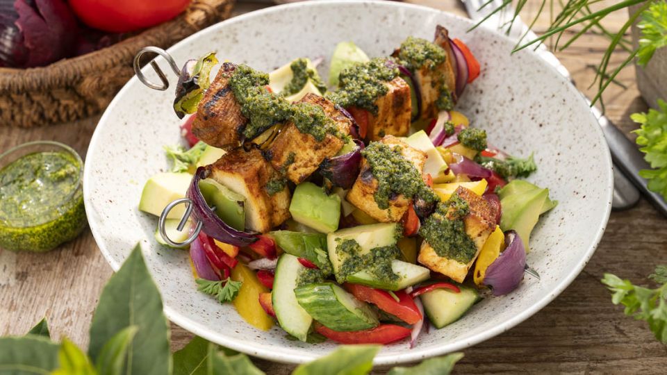 Tofu špízy a salát ze zeleniny, broskví a avokáda