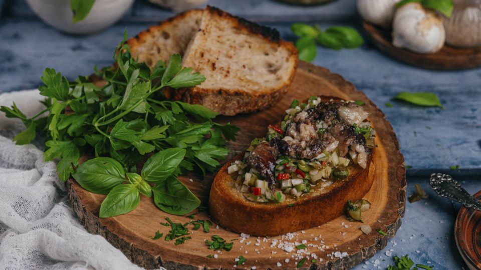 Pečené morkové kosti s opečeným chlebem a chilli salsou