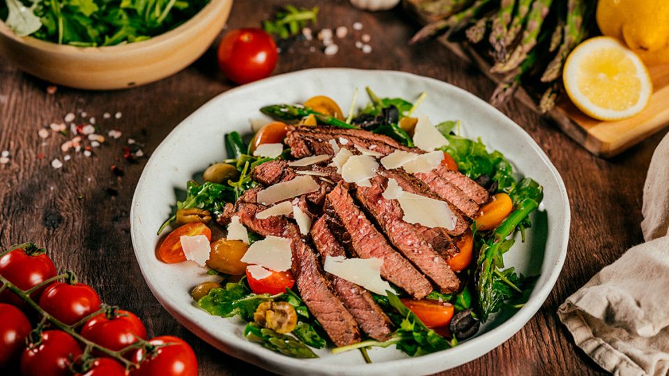 Rump steak s chřestem, rajčaty a olivami