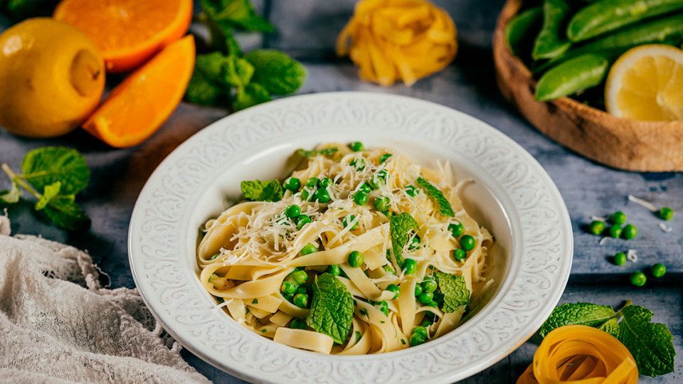 Tagliatelle s citrusovou omáčkou, hráškem a parmezánem