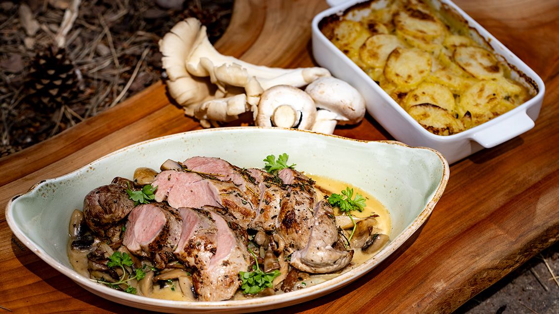 Vepřová panenka s houbami a gratinovanými brambory