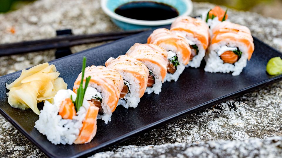 Sushi rolka s lososem a čerstvým sýrem