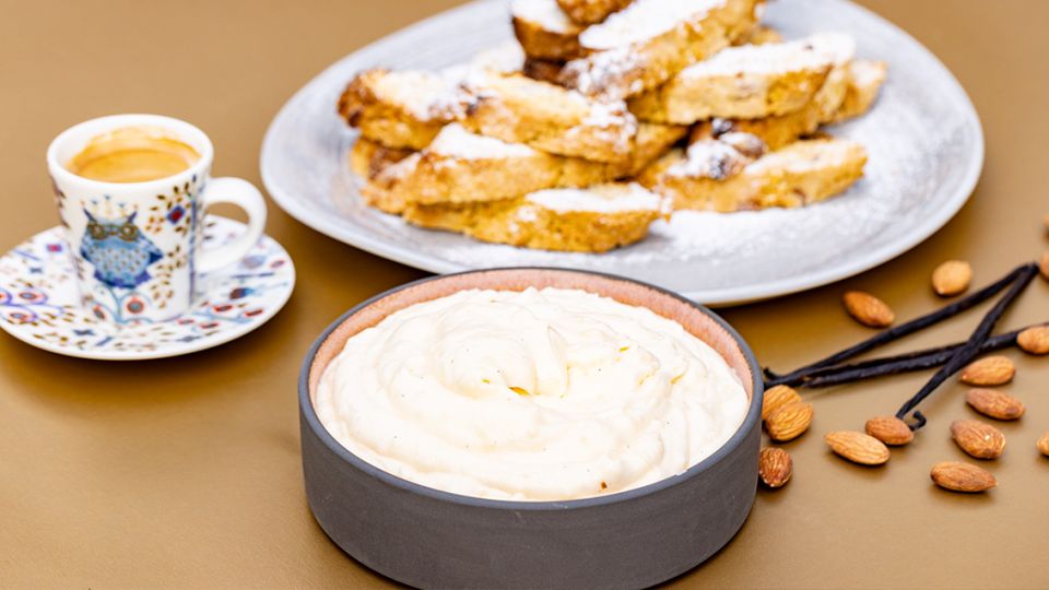 Crema Chantilly e Cantucci Toscani