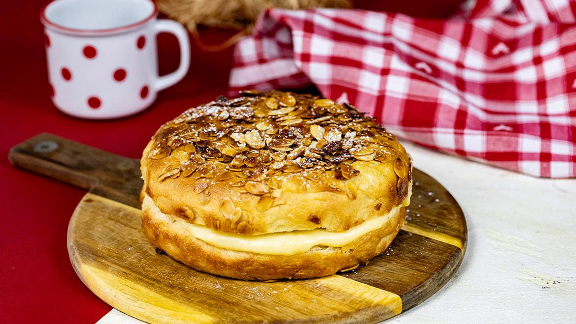 Koláč Bienenstich – včelí žihadlo