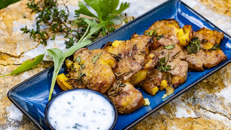 Rozbité brambory s pažitkovým dipem