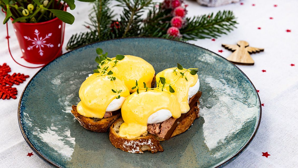 Vejce s holandskou omáčkou a lanýži