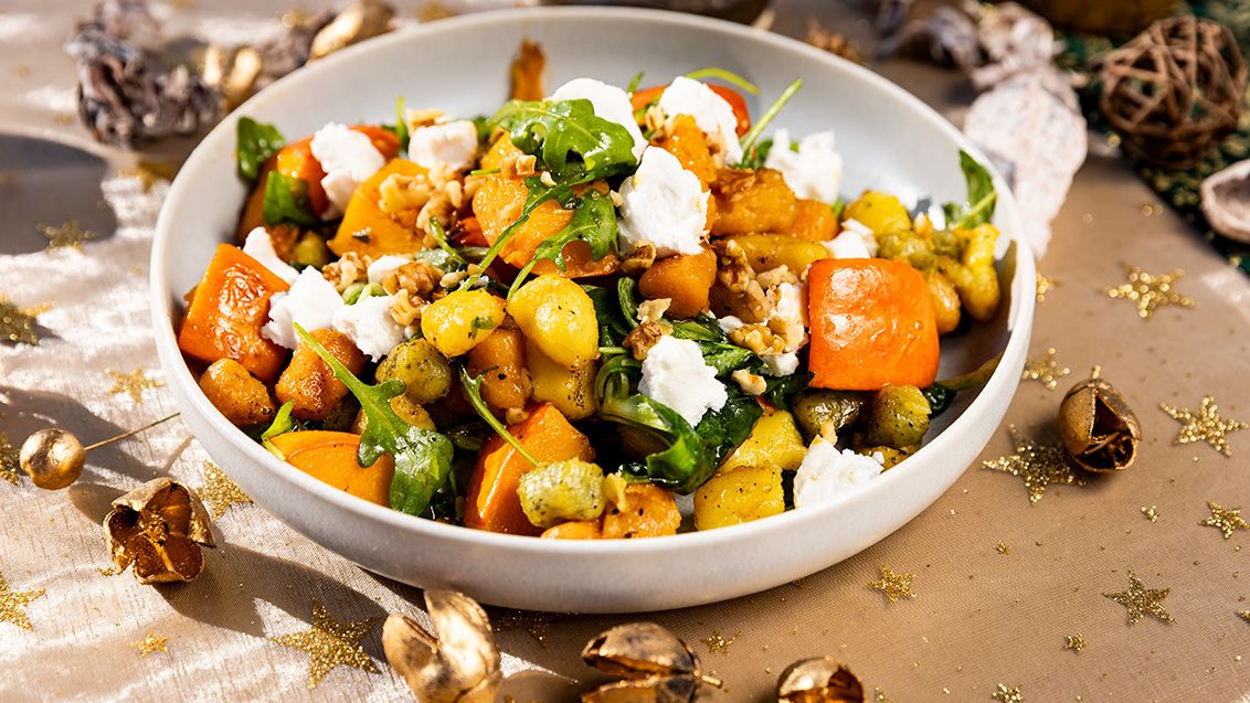 Salát s barevnými noky, dýní a kozím sýrem