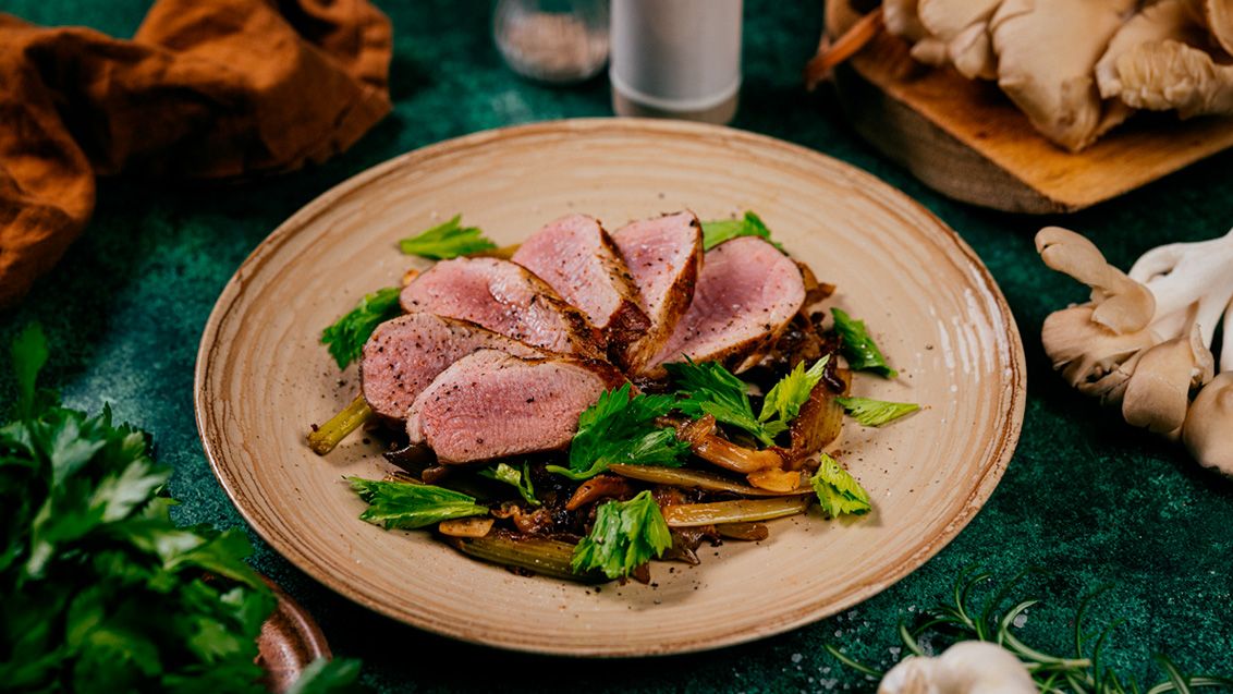 Vepřová panenka s hlívou, celerem a pancettou