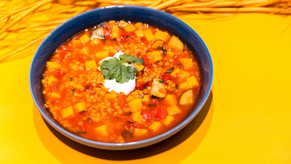 Orientální polévka s červenou čočkou