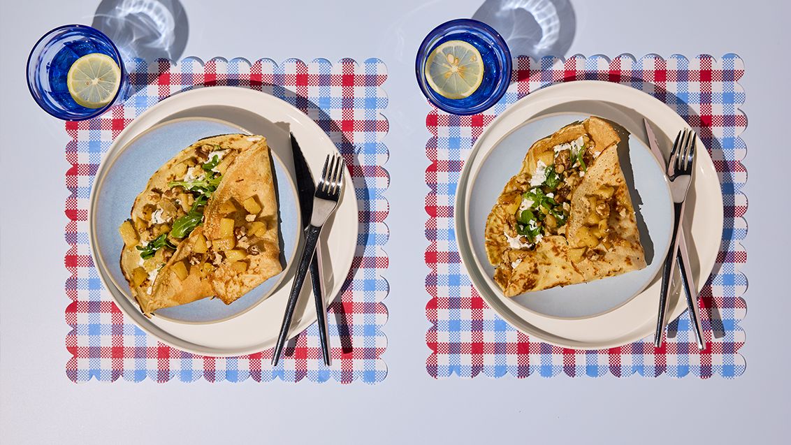 Slané palačinky s jablky, kozím sýrem a ořechy