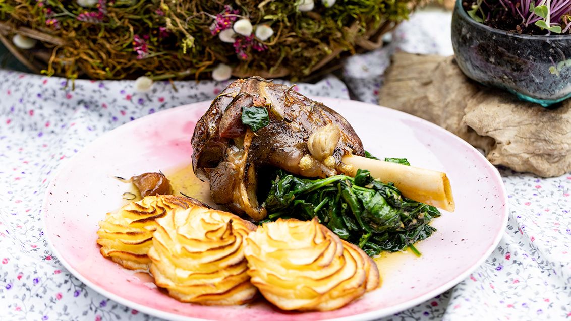 Jehněčí koleno s bramborovými pusinkami a špenátem