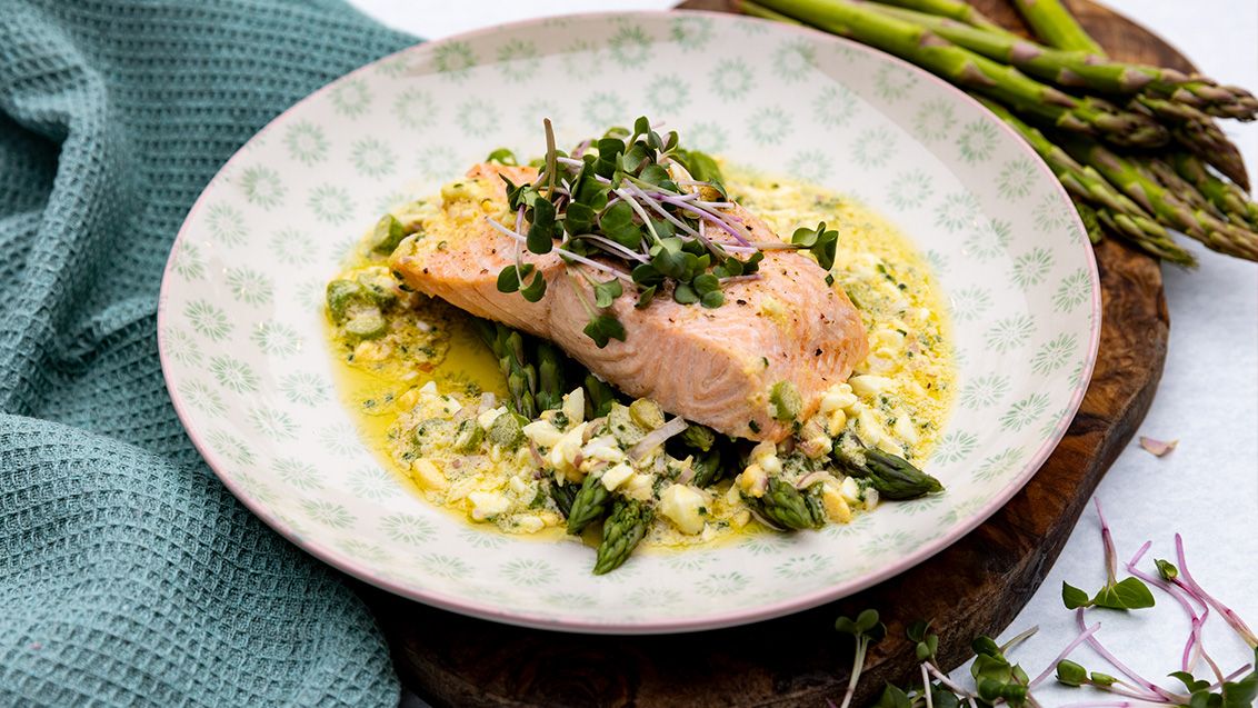 Chřest mimóza s lososem na páře