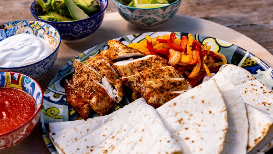 /productFiles/8640/960x540-1-KW22-26-beautyshot-Kureci-fajitas-z-grilu-1132x637.jpeg
