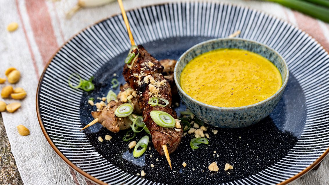 Grilované špízy s omáčkou satay