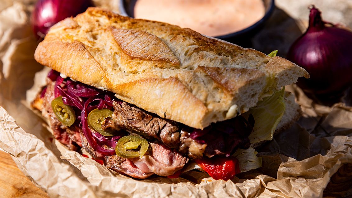 Steak sandwich s marinovanou cibulí