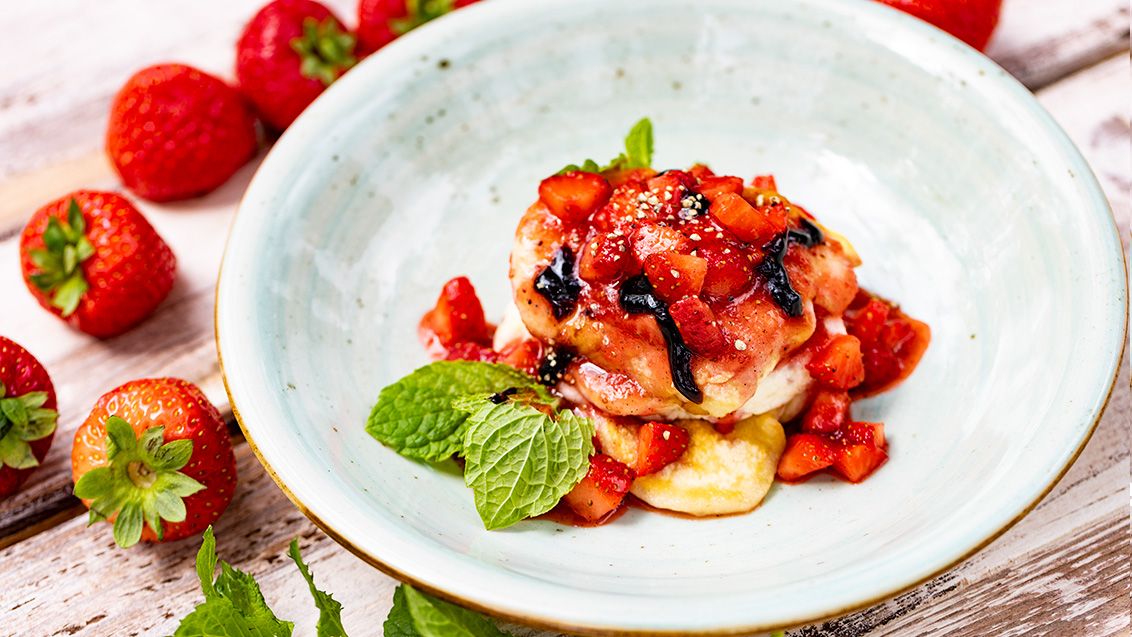 Pancakes s jahodovým coulis a balsamicem