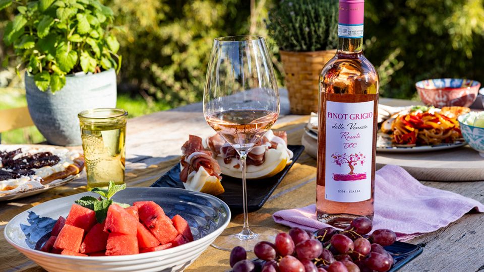 /productFiles/8671/960x540-1-1077-26-beautyshot-LIDL-VINOTeKA-ruzova-vina-1132x637.jpeg